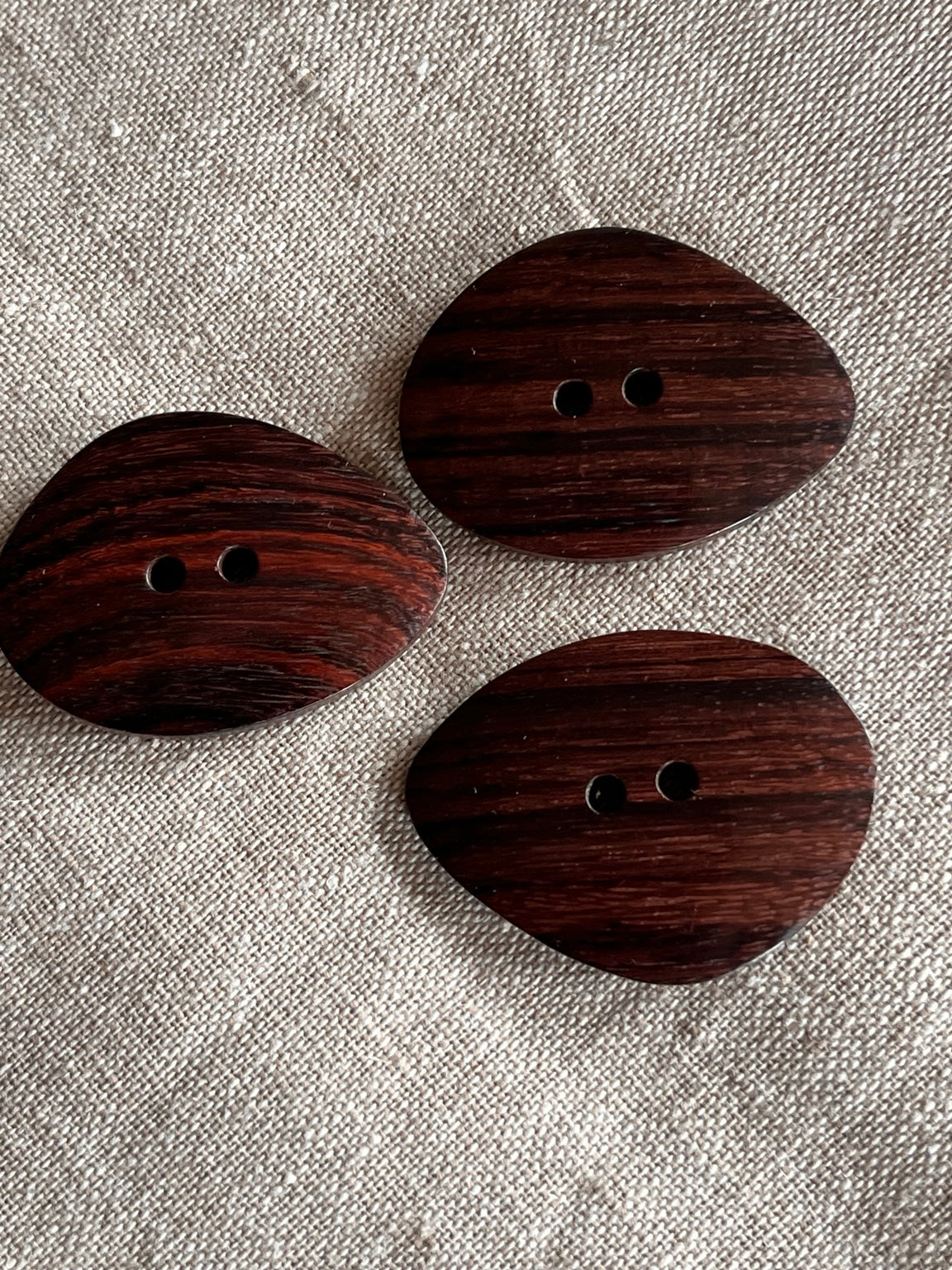 Holzknopf Tropfenform dunkelbraun – 35 mm