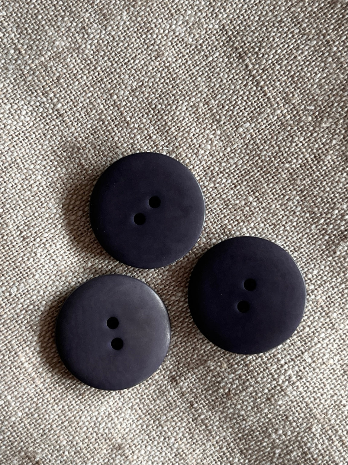 Steinnussknopf Linse matt violettblau – 20 mm