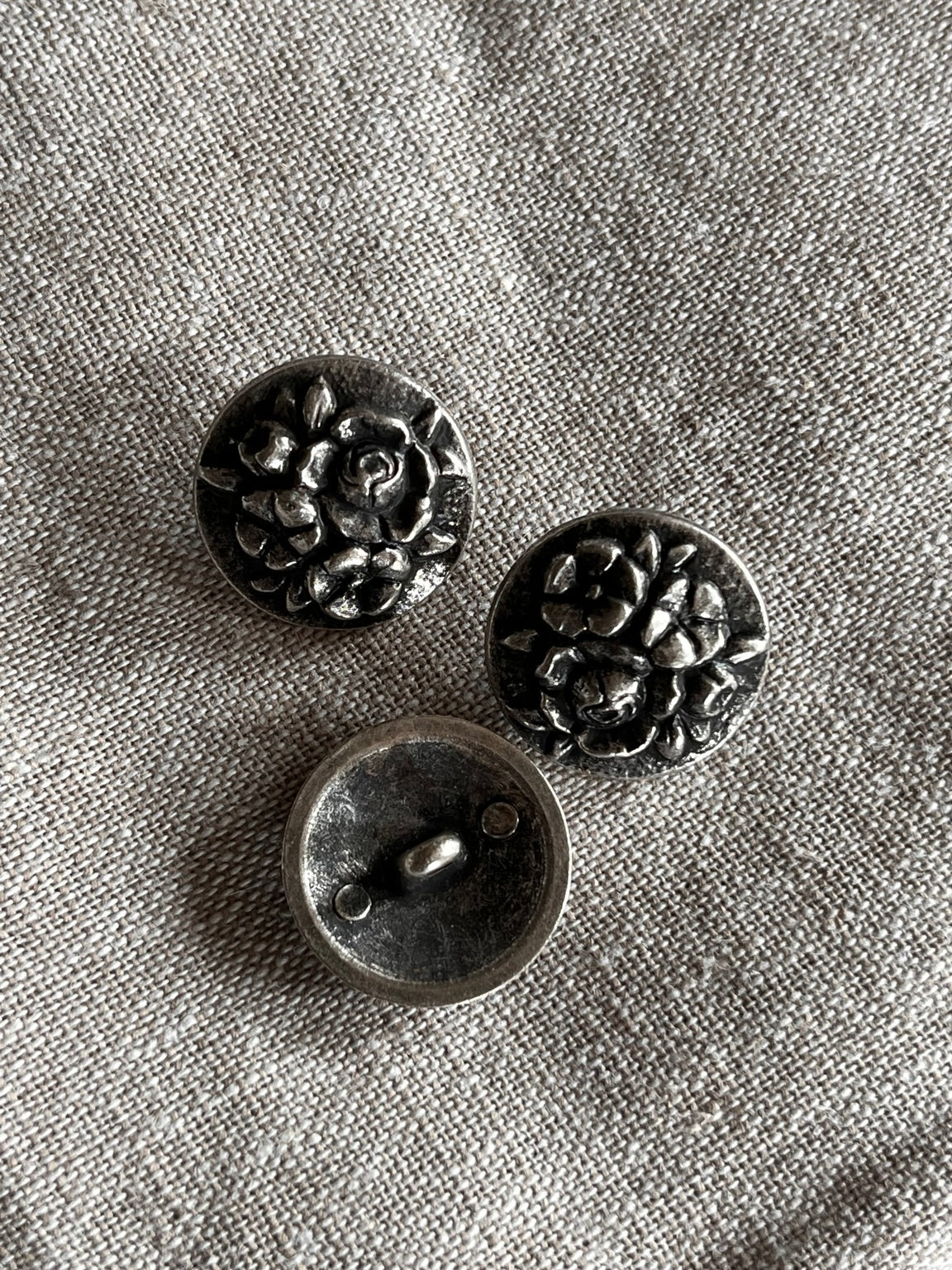 Metallknopf Rose Altsilber – 20 mm
