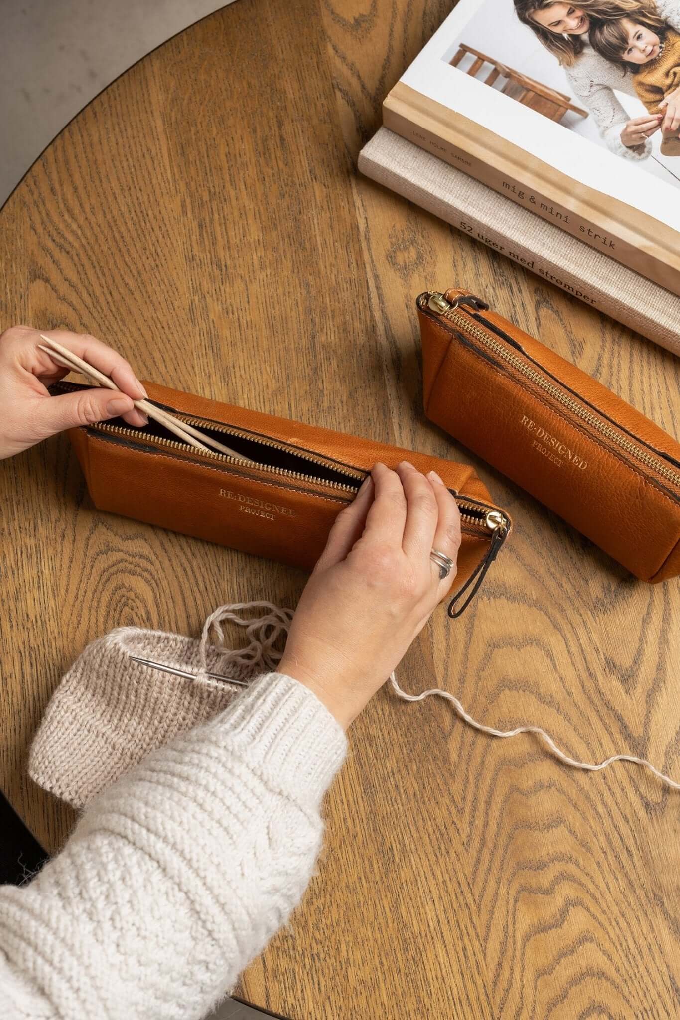 strickzubehör aufbewahrung Re:Designed Projekt12 Utensilo – Leder-Etui für Stricknadeln & Zubehör